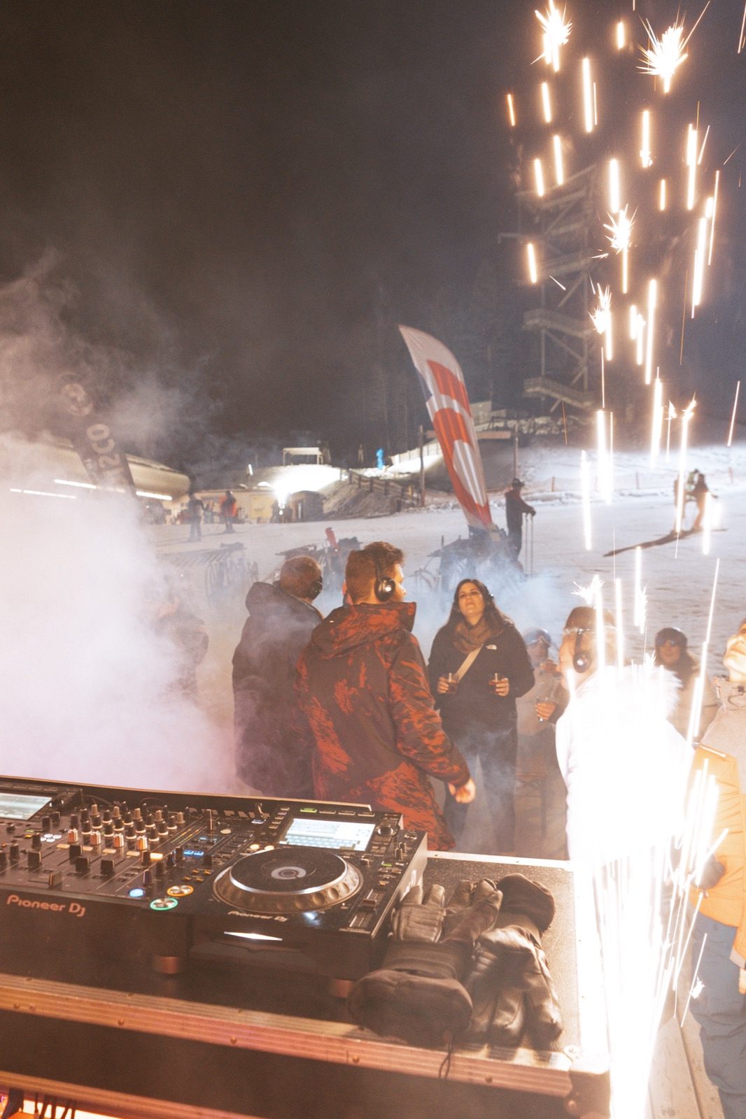 Après-Ski mit DJ und Feuerwerk am Semmering bei Nacht