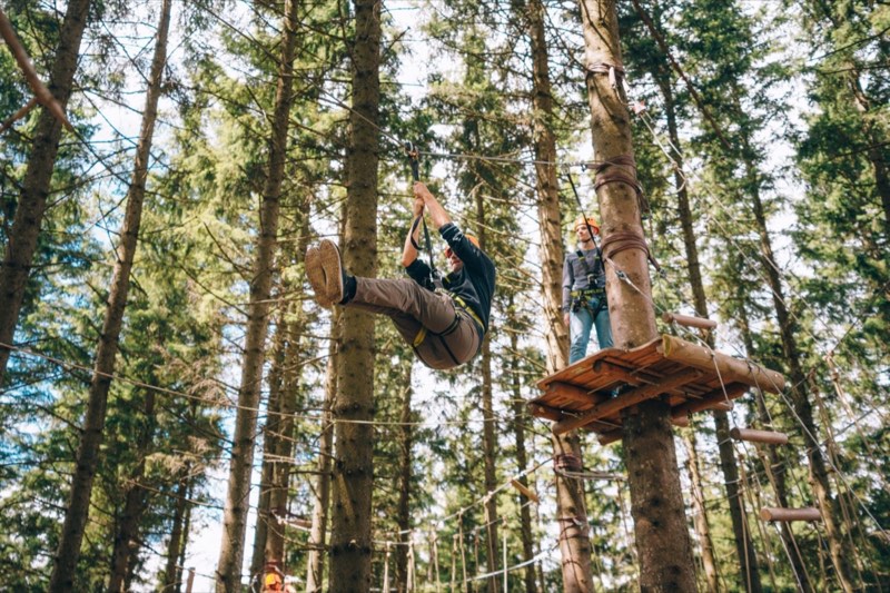 Kinder & Familien im Waldseilgarten am Semmering — Seilrutsche über den Wipfeln