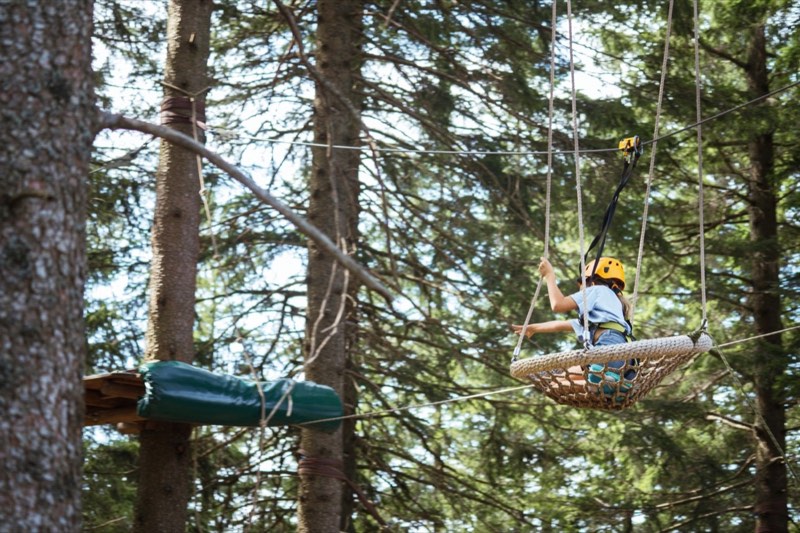 Kind im Kletternetz im Waldseilgarten Semmering — die Kleinsten sicher gesichert
