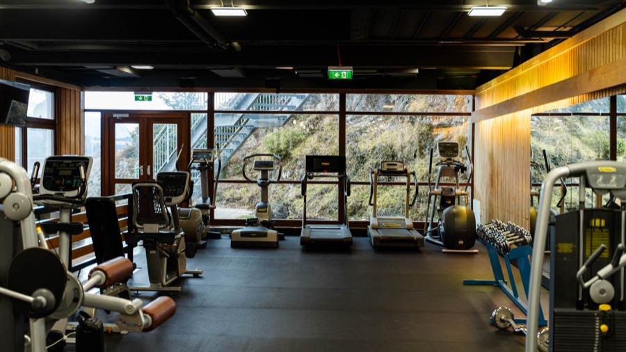 Fitnessraum mit Panoramafenster
