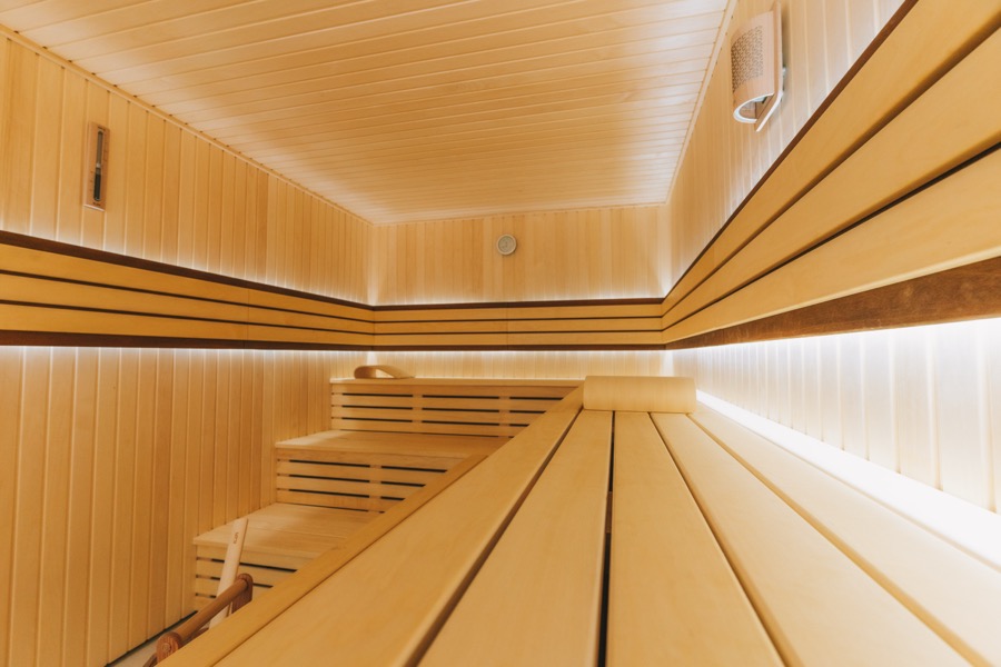 Finnische Sauna aus hellem Holz